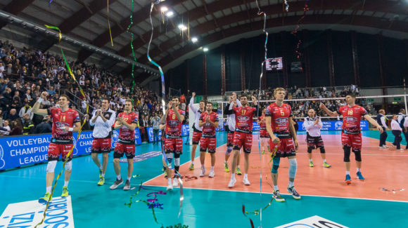 LA REAZIONE DEI BLOCK DEVILS! PERUGIA BATTE NOVOSIBIRSK NELL’ANDATA DEI PLAYOFF 6 DI CHAMPIONS! LA REAZIONE DEI BLOCK DEVILS! PERUGIA BATTE NOVOSIBIRSK NELL’ANDATA DEI PLAYOFF 6 DI CHAMPIONS!