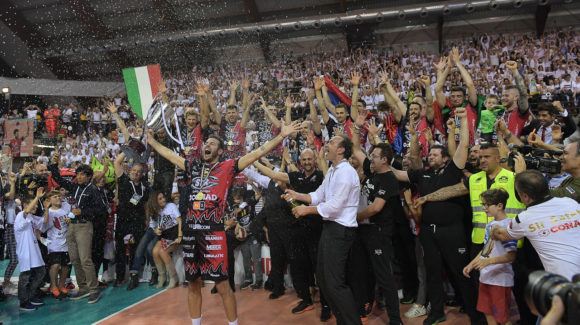 REGNIAMO CON DIRITTO!! LO SCUDETTO È NOSTRO!! REGNIAMO CON DIRITTO!! LO SCUDETTO È NOSTRO!!