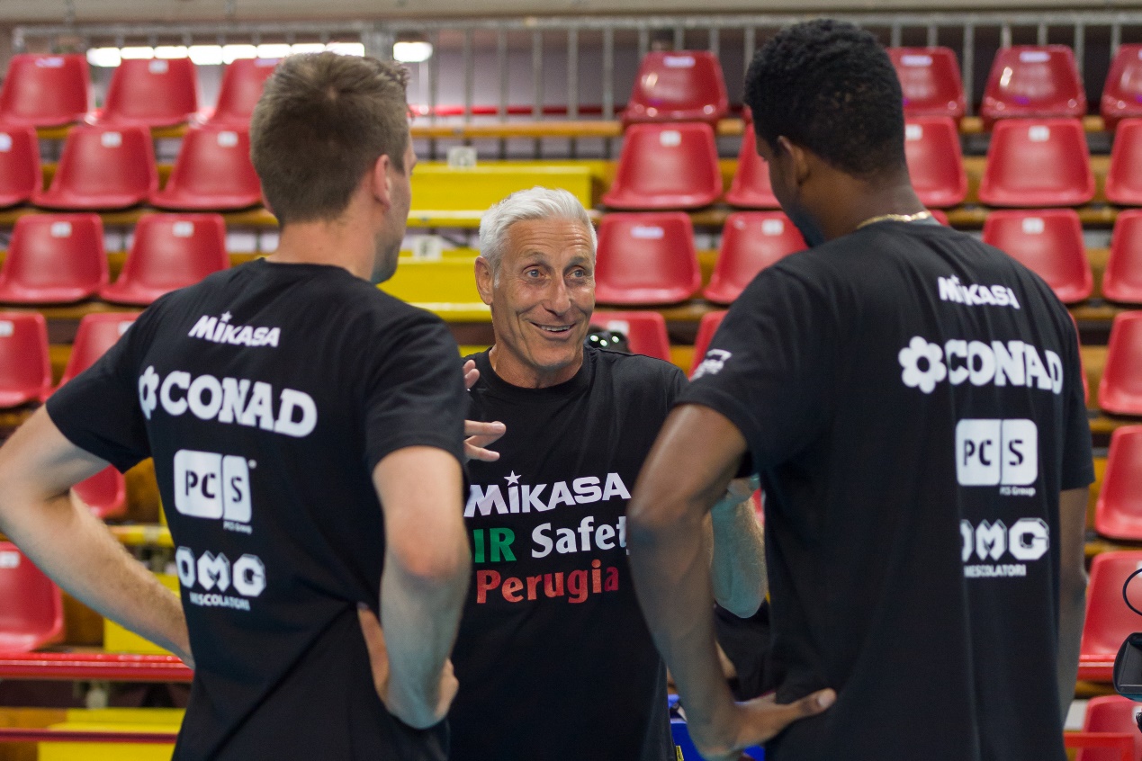 Hoogendoorn (links) samen met Wilfredo Léon en sportdirecteur Stefano Recine